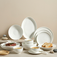 Service de vaisselle classique en céramique blanche côtelée, ensemble complet pour la maison, le café, l'hôtel, le petit-déjeuner, le déjeuner, le dîner et les repas quotidiens.