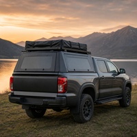 Capot de camionnette noir mat entièrement métallique avec porte latérale vitrée à aile de mouette, loquet rotatif et rail de toit compatible avec les coques de camping-car pour pick-up