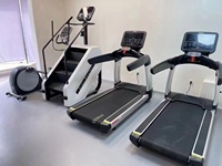 YG-C004 YG FITNESS Simulateur d'escalade commercial en métal à transmission intégrale avec écran LED, commande électrique, couleur personnalisable, garantie 2 ans