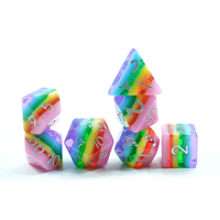 Ensemble de 7 dés en résine DND RPG, dés de jeu polyédriques à coins arrondis, design à rayures arc-en-ciel pour les jeux de société en famille
