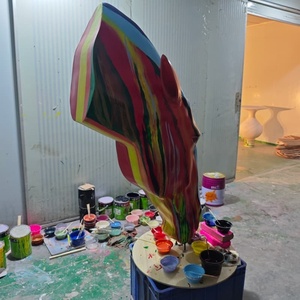 Scultura a testa di cavallo, progettata su misura, moderna per lo stile Pop Art, con lampada a LED da pavimento, - Product Image 1