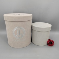 Boîte d'emballage en carton recyclé ronde avec logo personnalisé, fleurs, et accessoires en ruban pour emballage cadeau