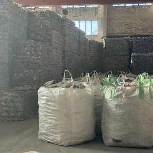 Fiocchi di PET Riciclato Blu e Bianchi per Film da Imballaggio e Produzione di Articoli in Plastica, Compostione Polimerica, Granulazione Plastica - Product Image 6