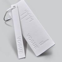 Étiquette en papier suspendue pour vêtement de luxe avec étiquette volante de vêtements en carton imprimé personnalisé pour vêtements propre marque de logo