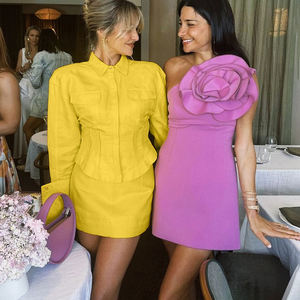 Completo estivo da donna <span class=keywords><strong>in</strong></span> cotone, composto da top corto giallo slim fit e <span class=keywords><strong>minigonna</strong></span> a vita alta, due pezzi casual. - Product Image 3