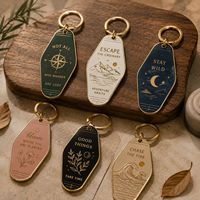 Porte-clés en métal émaillé rigide personnalisé avec logo d'hôtel vintage, breloque de sac en métal gaufré pour souvenirs de voyage