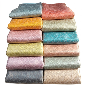 Tissu de soie brocart luxueux, aux motifs tissés riches et à la texture élégante, idéal pour les saris, la décoration et l'artisanat. - Product Image 1