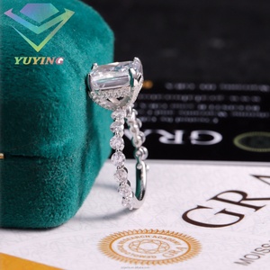 Bague de mariage en or blanc 18 carats avec moissanite romantique Ice Crushed 7x10MM Radiant avec bande pavée française, bijoux fins pour femmes - Product Image 4