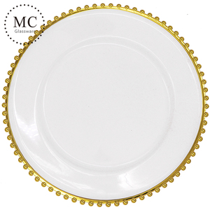 Pratos Decorativos Redondos de Plástico Dourados com Borda de Pérolas para Servir em Festas e Eventos - Product Image 1