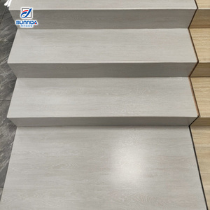 Modernas y Elegantes Baldosas de Porcelana para Escaleras con Textura de Madera, Mármol, Dorado y Plateado Brillante para el Piso de la Entrada - Product Image 2
