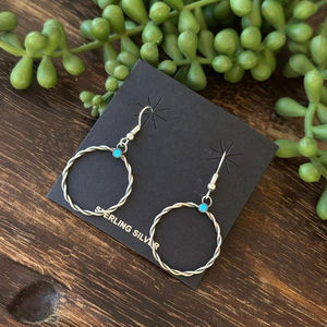 Pendientes Colgantes de Plata de Ley y Turquesa Kingman Hechos a Mano por los Navajo, Joyería para Mujer, Regalo - Product Image 1