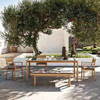 Ensemble de salle à manger d'extérieur en bois naturel moderne, meubles de jardin de luxe, table et fauteuils en teck avec coussins de siège texturés