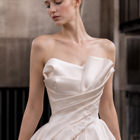 Robe de mariée en satin champagne, bustier, asymétrique, drapée, avec drapé latéral, coupe trapèze, traîne chapelle, sur mesure, vente en gros