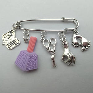 เข็มกลัดโลหะผสมลายเล็บแฟชั่น พร้อมที่ตัดเล็บ จี้รูปมือ สไตล์ลำลอง น่ารัก ลายชนเผ่า สำหรับสาวๆ เซ็กซี่ งานแต่งงาน งานปาร์ตี้ - Product Image 2