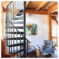Escalier hélicoïdal personnalisé Prima, structure en acier gainant d'espace avec marches en chêne pour la rénovation intérieure de villa duplex