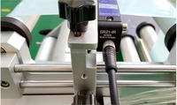 Etiqueteuse semi-automatique à rouleaux de bouteilles carrées plates pour applicateur d'étiquettes de poches de bouteilles carrées plates en plastique
