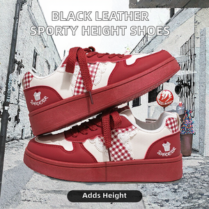 Zapatillas deportivas de moda con cordones, de cuero negro y felpa, con aumento de altura, suela de PVC, puntera deportiva y tacón medio, con estrella beige única. - Product Image 2
