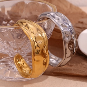 Joyería de Moda Resistente al Deslustre e Impermeable, Brazalete Abierto de Acero Inoxidable con Baño de Oro de 18K, Diseño Ondulado Martillado para Mujer - Product Image 3