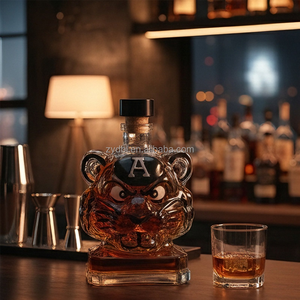 Carafe en verre en forme de tête de tigre, verre sans plomb avec détails peints en noir, idéale pour les spiritueux et la décoration de bar - Product Image 2