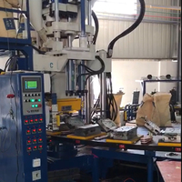 La machine de fabrication de chaussures automatique tricolore fabrique des sandales à semelle de pantoufle Machine de chaussures de moulage par injection soufflant à l'air