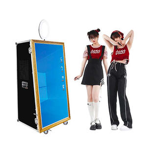 Photomaton de luxe avec miroir et finition dorée, compatible iPad et appareil photo - Impression instantanée, capacité 5-6 personnes, valise de transport premium incluse - Product Image 1