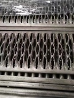 Grille en acier dentelé d'usine professionnelle plaque de bouche de crocodile plaque antidérapante utilisée dans la grille de bande de roulement d'escalier de sécurité d'escalier