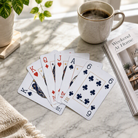 Jeu de cartes à jouer standard 300 g/m² avec noyau bleu et revêtement verni, modèles prêts à l'emploi disponibles pour les commandes en gros.