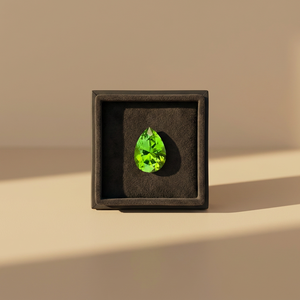 Peridote naturelle de qualité supérieure, taille poire, 3,40 CT, clarté impeccable, effet œil de chat, provenant de la mine Supat au Pakistan. - Product Image 3