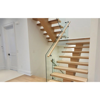 Escalier central moderne à poutre simple en acier, escalier intérieur avec marches en bois et garde-corps en verre