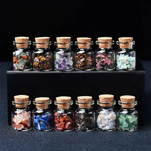 Vente en gros de graviers en cristal naturel poli souhaitant une bouteille avec du verre gemme et des éclats de cristal-cadeau Feng Shui - Product Image 1
