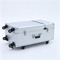 Valise trolley en aluminium argenté avec roulettes pivotantes, freins, poignée télescopique et couvercle séparé, valise à roulettes avec mousse alvéolée