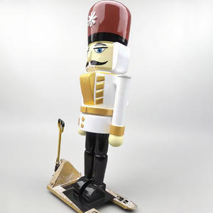 Statue de soldat <span class=keywords><strong>casse</strong></span>-<span class=keywords><strong>noisette</strong></span> grandeur nature en fibre de verre blanc modèle écologique peint à la main <span class=keywords><strong>personnage</strong></span> de télévision et de film - Product Image 3