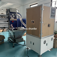 Máquina automática de guata de tapas de plástico con junta, máquina de inserción de revestimiento de espuma, maquinaria de inserción de revestimiento de lámina de espuma