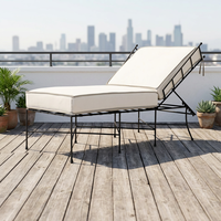Chaise longue d'extérieur moderne et pliable, durable, avec dossier enveloppant, cadre en métal noir, coussin à bords côtelés, pour bord de piscine