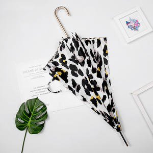 Parapluie manuel à imprimé cerises, 8 baleines, manche droit en fibre, protection soleil et pluie, idéal pour les voyages, couleurs blanc et bleu - Product Image 5