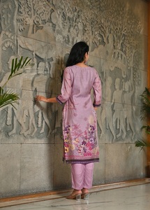 ชุดคุर्ตาผ้าไหมคาริและฟูล พร้อมผ้าคลุมไหล่ ดีไซน์หรูหราสำหรับผู้หญิง ตกแต่งด้วยลายปักมือเรชม ลายดอกไม้สีลาเวนเดอร์ ซารี - Product Image 5