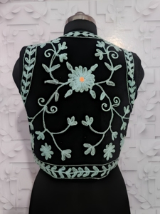 Eleve su colección de moda con este elegante chaleco corto bordado a mano, diseñado para fusionar la artesanía tradicional. - Product Image 2