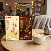 Bâtonnets de biscuits enrobés de chocolat aux amandes, avec une couche extérieure riche en cacao et un garniture croustillante aux amandes, personnalisables en marque blanche