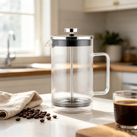 Cafetière à piston en verre borosilicate avec finition polie en acier inoxydable, design contemporain et écologique