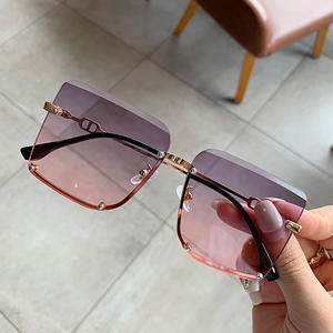 แว่นกันแดดทรงเหลี่ยมครึ่งกรอบโลหะสำหรับผู้หญิง ยี่ห้อ D รุ่น 3 กรอบสีทอง เลนส์ PC ป้องกันรังสียูวี 100% แฟชั่นกันแดด - Product Image 2