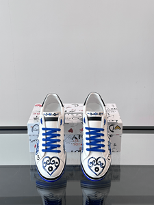 Nouvelles tendances mode homme et femme 2026 : Chaussures décontractées Gabbna en maille plate bleue avec lacets bleus et motif graffiti cœur bleu - Product Image 1