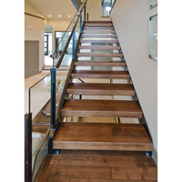 Escalier à double poutre avec marches en verre, escalier intérieur avec balustrade en verre