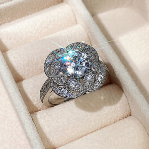Anello con Design Floreale in Stile Vintage, Elegante Anello da Dito per Donne - Product Image 2