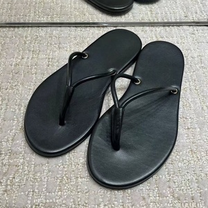Chanclas de piel de cordero color rosa nude para verano, con tiras finas y sencillas, estilo casual para vacaciones, con suela en forma de V - Product Image 5