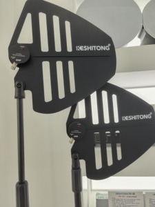 Sistema Distribuidor de Antena UHF Profesional X5 de 4 Canales, 1 Entrada y 5 Salidas, Amplificador de Señal RF para Espectáculos en Vivo - Product Image 4
