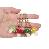 Porte-clés mignon en crochet fait main en peluche, design de dessin animé portable, pendentif amusant en forme de champignon pour sac à dos
