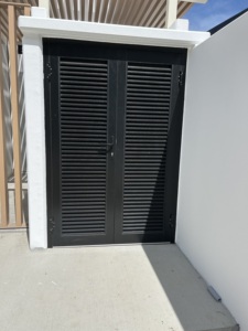 Superwu Heavy-Duty Met Veilig Slot Voor Ventilatie En Privacy Duurzame Oplossing Voor Residentiële Aluminium Lamellendeur - Product Image 3