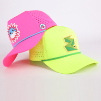 Casquette de baseball imperméable en polyester à 5 panneaux avec logo en caoutchouc de haute qualité, trou découpé au laser personnalisé, pour le sport et le golf
