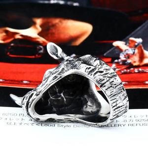 Anillo de hombre de acero inoxidable 316L personalizado, estilo gótico punk con rinoceronte, texturas contrastantes, elegante, oscuro, masculino, accesorio estético. - Product Image 5