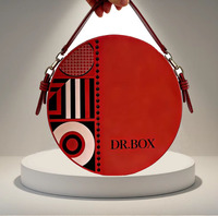 Boîte cadeau artisanale en papier couché gaufré rouge, avec couvercle rond motif Ciel et Terre, bord doré et insert en EVA, pour parfums et cosmétiques